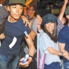 So “man”! Wallace Huo protects Ruby Lin from the crowd!